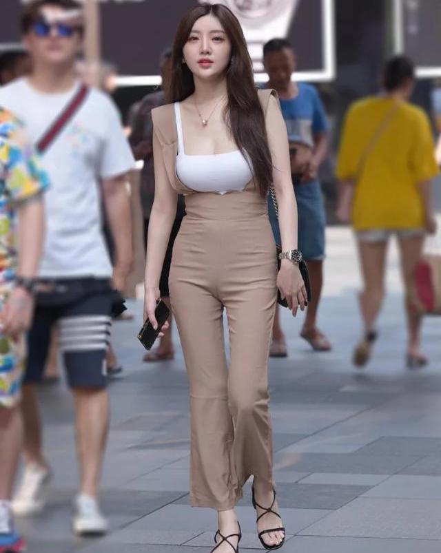 简单的运动服灵活运用色调和质感简单也能表现出时尚感(图5)