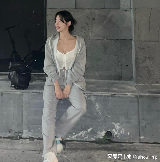 运动卫衣+白色内衣轻松打造时尚青春活力(图1)