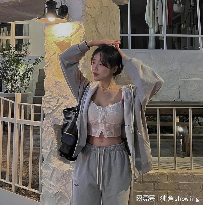 运动卫衣+白色内衣轻松打造时尚青春活力(图2)