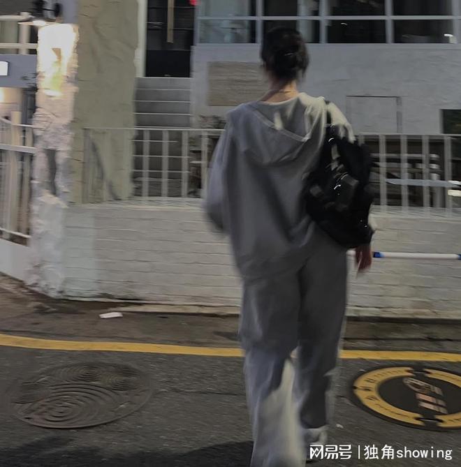 运动卫衣+白色内衣轻松打造时尚青春活力(图3)