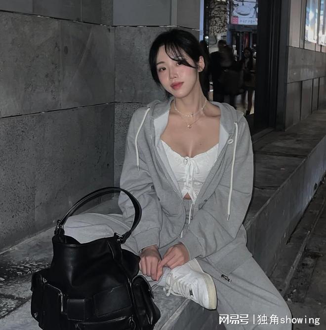运动卫衣+白色内衣轻松打造时尚青春活力(图4)
