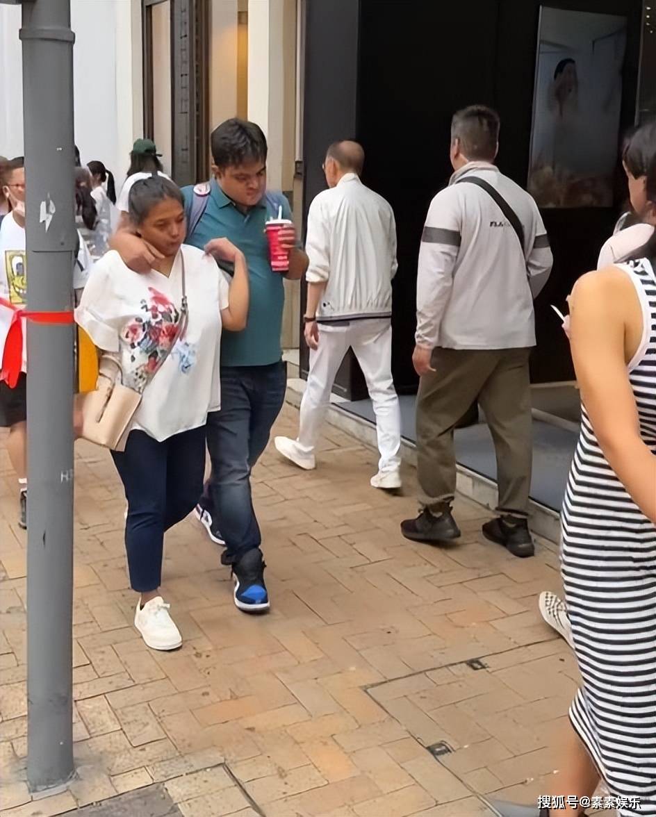 梁朝伟在铜锣湾买珠宝穿运动服像小学生坐保姆车低调离开(图13)