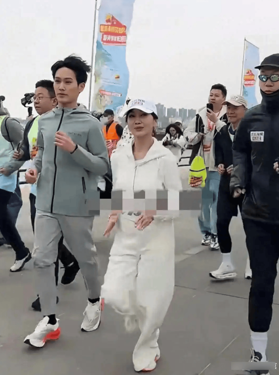 赵雅芝携儿子跑马拉松71岁穿运动卫衣线岁儿子同框似姐弟(图1)