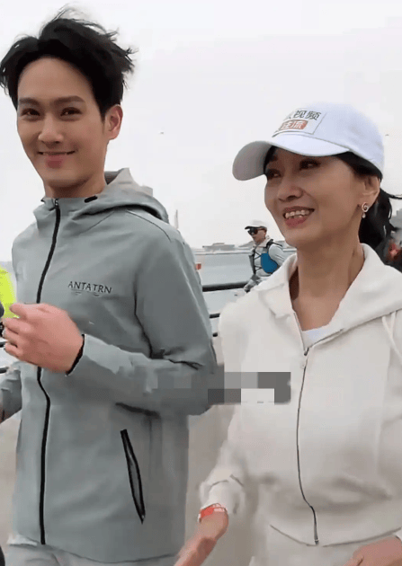 赵雅芝携儿子跑马拉松71岁穿运动卫衣线岁儿子同框似姐弟(图2)