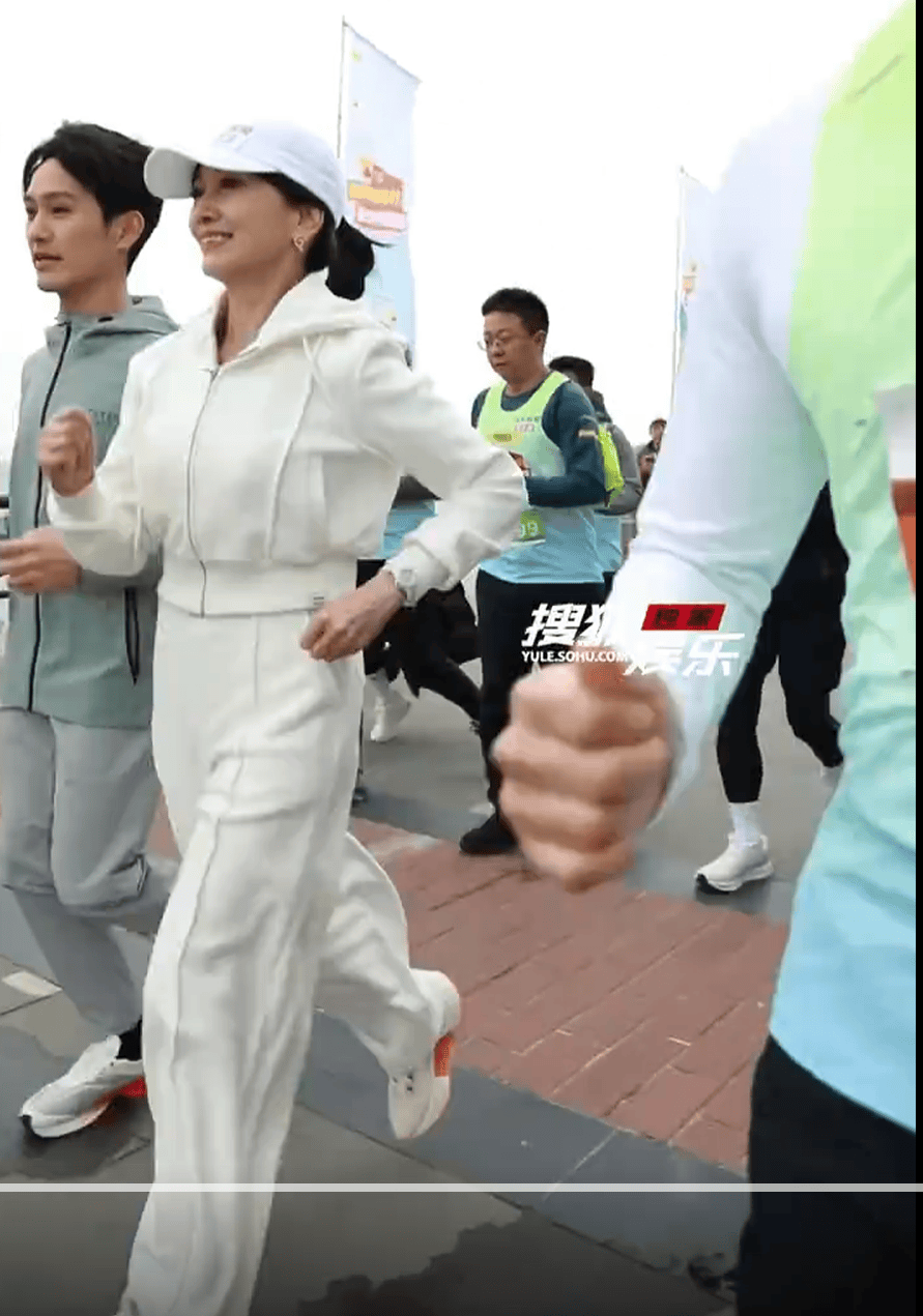 赵雅芝携儿子跑马拉松71岁穿运动卫衣线岁儿子同框似姐弟(图5)