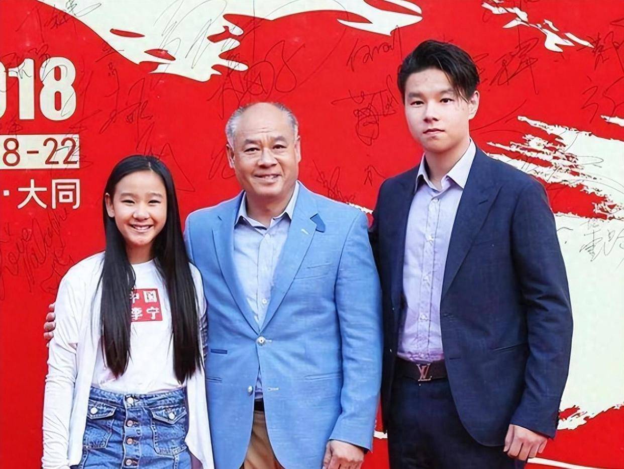 62岁李宁近况：一年赚取30亿63岁妻子优雅儿女齐全生活幸福(图1)