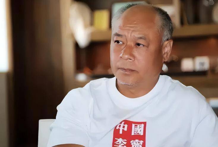 62岁李宁近况：一年赚取30亿63岁妻子优雅儿女齐全生活幸福(图13)