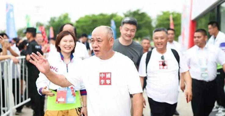 62岁李宁近况：一年赚取30亿63岁妻子优雅儿女齐全生活幸福(图18)
