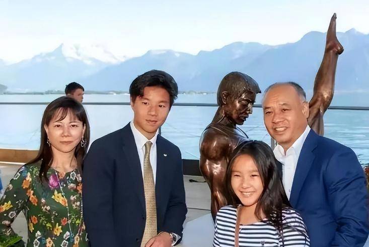 62岁李宁近况：一年赚取30亿63岁妻子优雅儿女齐全生活幸福(图20)