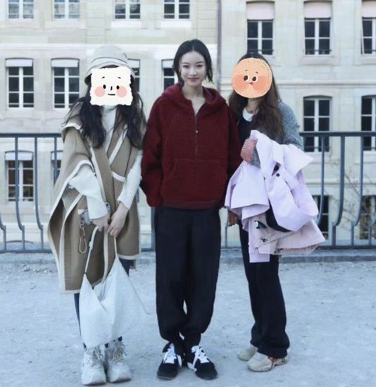 倪妮瑞士被偶遇穿运动装减龄似少女“冷白皮”在人群中美得发光(图1)
