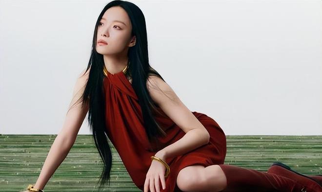 倪妮瑞士被偶遇穿运动装减龄似少女“冷白皮”在人群中美得发光(图2)