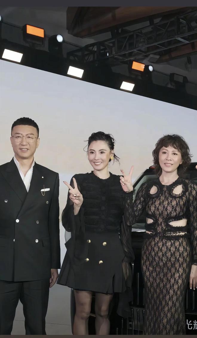 张柏芝参加完汽车品牌活动后下班换运动服披头发个子比较矮(图2)