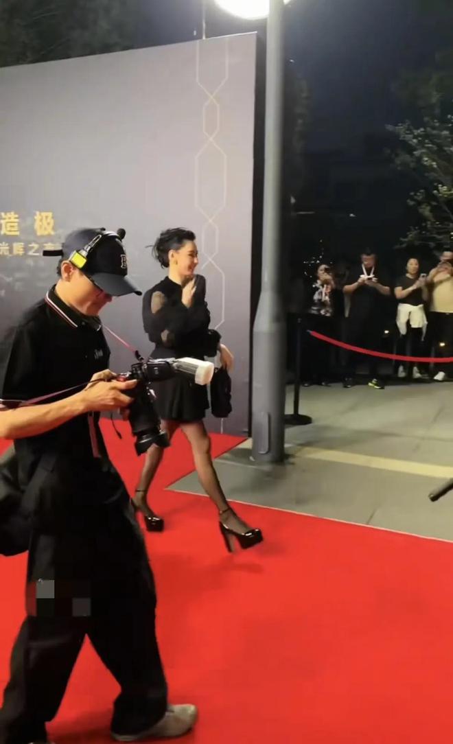 张柏芝参加完汽车品牌活动后下班换运动服披头发个子比较矮(图4)