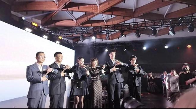 张柏芝参加完汽车品牌活动后下班换运动服披头发个子比较矮(图1)