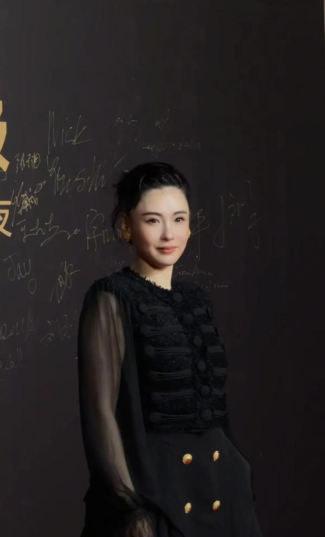 张柏芝参加完汽车品牌活动后下班换运动服披头发个子比较矮(图6)