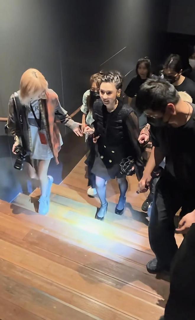 张柏芝参加完汽车品牌活动后下班换运动服披头发个子比较矮(图12)