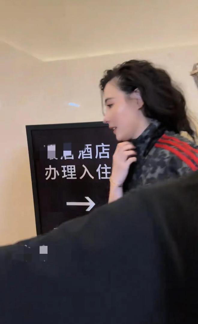 张柏芝参加完汽车品牌活动后下班换运动服披头发个子比较矮(图8)
