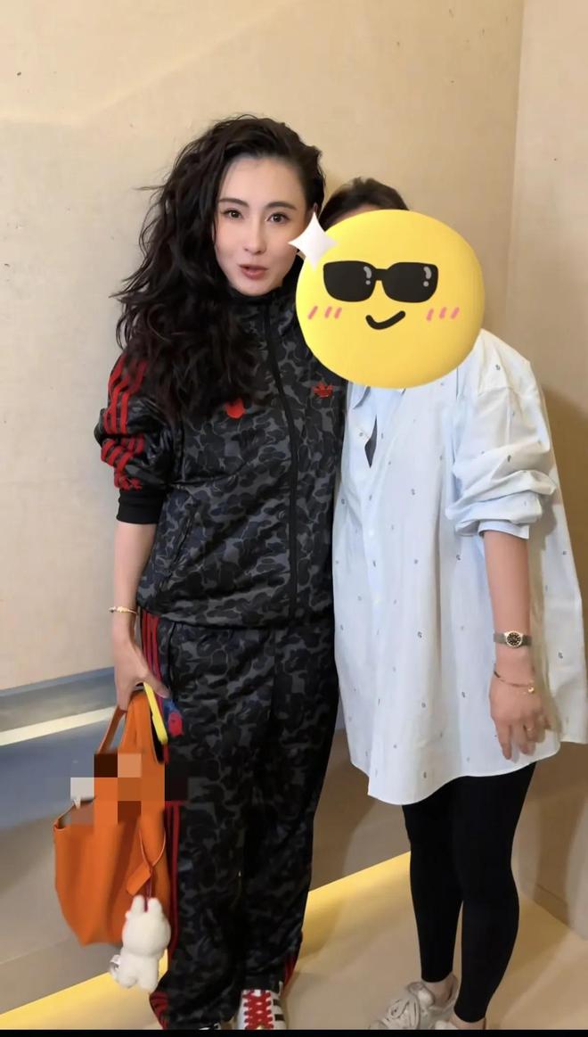 张柏芝参加完汽车品牌活动后下班换运动服披头发个子比较矮(图9)