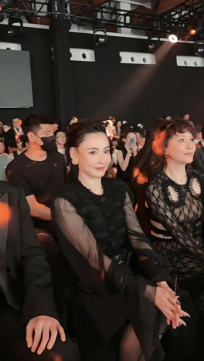 张柏芝参加完汽车品牌活动后下班换运动服披头发个子比较矮(图7)