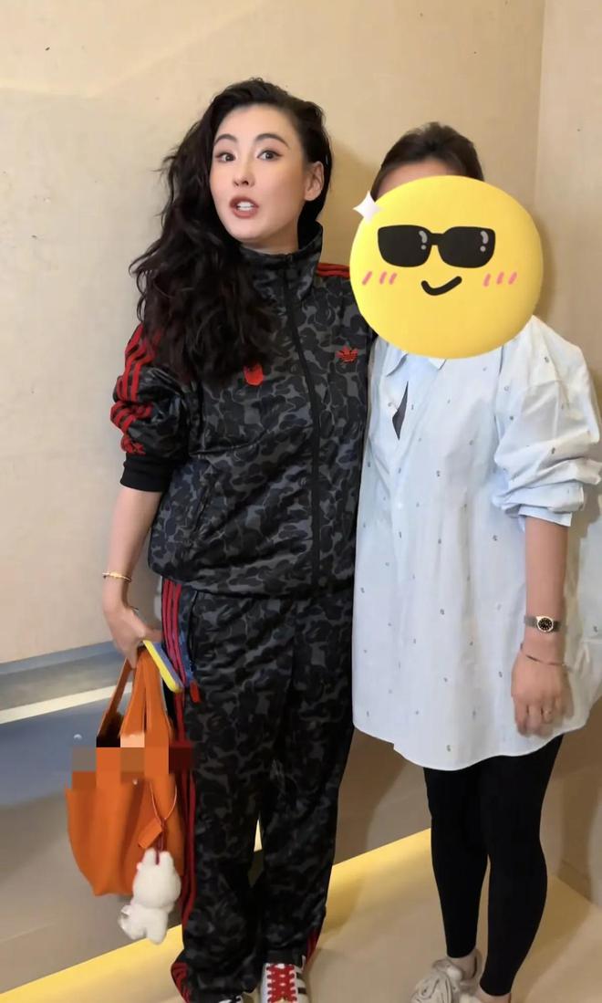 张柏芝参加完汽车品牌活动后下班换运动服披头发个子比较矮(图10)