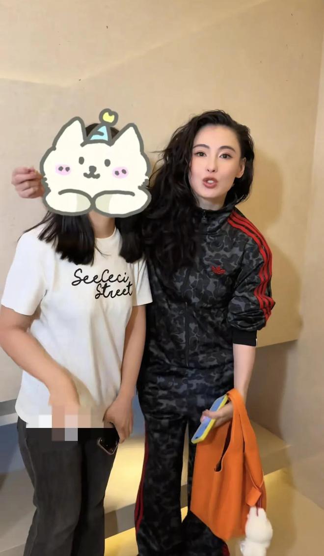 张柏芝参加完汽车品牌活动后下班换运动服披头发个子比较矮(图13)