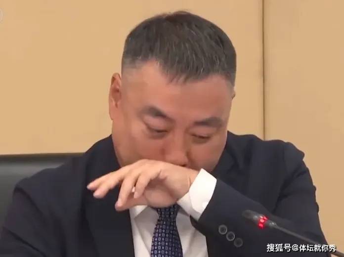 心酸刘国梁辞职后公开露面一脸憔悴身上的运动服引热议(图2)