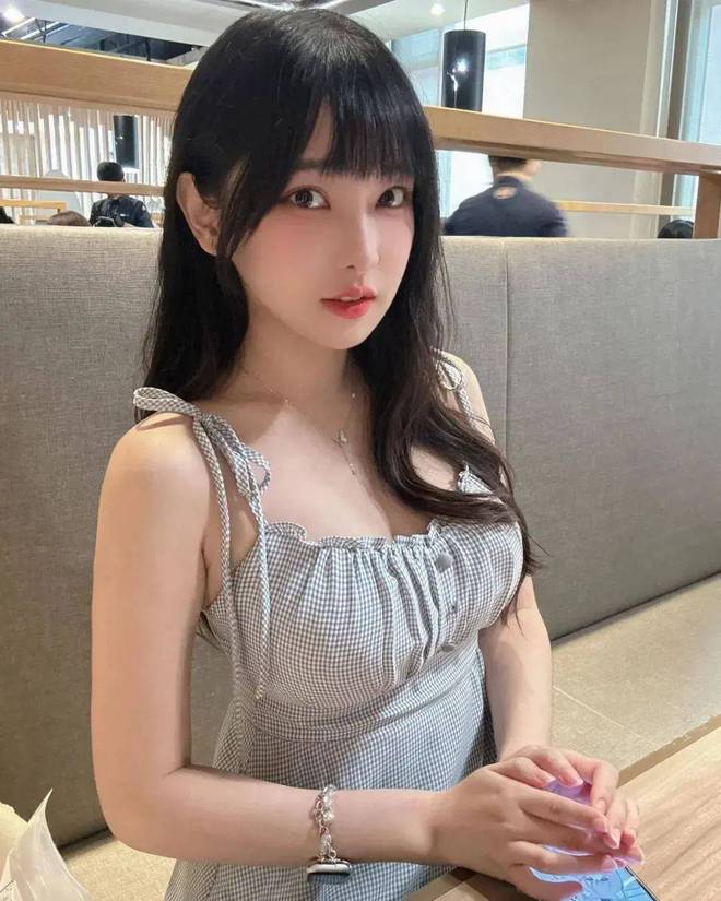 女神穿运动装打高尔夫这身材太绝(图2)